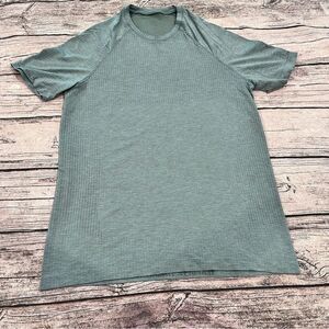 Lululemon Men's Swiftly Tee in Green; Size Small